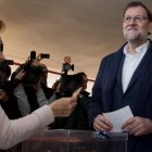 Rajoy, votando a pie de urna en las Elecciones del 20D