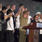 Raúl Castro saluda a los cubanos en la Plaza de la Revolución.