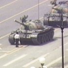 La célebre imagen que dio a conocer la represión china al mundo: un civil enfrentándose a los tanques del Régimen