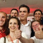 Pedro Sánchez en Extremadura. A la derecha, con gafas, el presidente de la Diputación de Badajoz, Miguel Angel Gallardo.