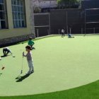 El 'green' construido por los propios niños en el patio de su colegio en Brea del Tajo