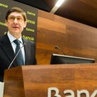 Banca: menos crédito privado y menos beneficios