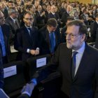 Rajoy saluda a los empresarios invitados al acto.