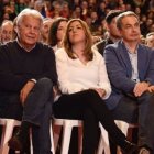 Susana Díaz, durante la presentación de su candidatura, junto a los tres exsecretarios generales del PSOE.