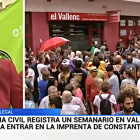 Momento en el que los violentos agraden al cámara de TVE en pleno Telediario.