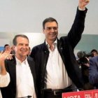 Pedro Sánchez, en un acto del PSdG. Junto a él, Carmela Silva, Abel Caballero y Joaquín González Leiceaga.