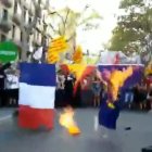 Encapuchados de la CUP (Arrán) quemando este lunes en la Diada la bandera de Francia, España y la UE.