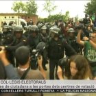 La Guardia Civil toma el control del colegio electoral de Puigdemont.