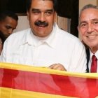 Maduro, uno de los contados defensores del 'procés' en el mundo, posa con una estelada