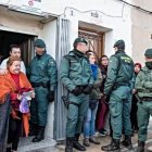 Paquita, en la puerta de su humilde hogar