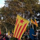 Simpatizantes de las CUP y Arran, este martes en los aledaños del Parlament.