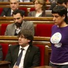 Anna Gabriel (CUP) pasa por delante de Puigdemont en un pleno del Parlament.