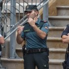 Un mosso, un guardia civil y un policía nacional, este martes frente a la Delegación del Gobierno en Barcelona.