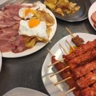 Platos combinados servidos en la cafetería de Burjassot