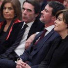 Manuel Valls entre Aznar y la vicepresidenta.