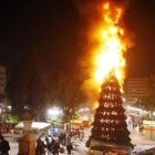 Esta imagen de un árbol ardiendo fue la utilizada por IU de Madrid para felicitar la Nochebuena