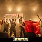 El grupo catalán "Eina" exhibe una estelada y una bandera comunista al finalizar su concierto en el Festivern