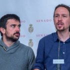 Espinar, junto a Pablo Iglesias en el Senado.