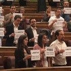 Los diputados de Podemos, mostrando carteles en favor de los Jordis en el Congreso, el pasado martes