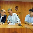 El exalcalde Gabriel Echávarri, Natxo Bellido y Miguel Ángel Pavón, portavoces del tripartito.