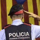 Albert Donaire, líder de los mossos rebeldes, rinde honores a una estelada, símbolo de los independentistas.