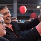 Pedro Sánchez haciéndose un selfie.