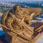 La estatua ha sido inaugurada en el parque Guan Yu de Jingzhou de China.