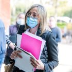 Mónica Almiñana a la entrada de la Ciudad de la Justicia de Valencia.