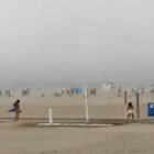 La tormenta se ha llevado por delante sombrillas, colchonetas y flotadores en la playa de Gandía