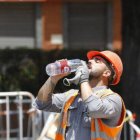 Obrero bebiendo agua durante su jornada laboral.