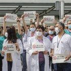 Concentración contra el cese de los contratos refuerzo Covid, en la puerta del Hospital de La Fe de Valencia.