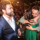 La candidata de Vox a las elecciones andaluzas, Macarena Olona, abraza al presidente de Vox, Santiago Abascal, con Espinosa de los Monteros al lado.