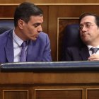 El presidente del Gobierno, Pedro Sánchez, y el ministro de Asuntos Exteriores, Unión Europea y Cooperación, José Manuel Albares