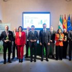 El presidente de la Junta de Andalucía, Juan Manuel Moreno, con los premiados.