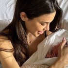 Carla Barber y su pequeño. Instagram.