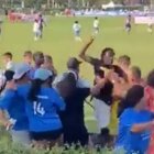 Imagen del intento de un espectador de acuchillar a otro, durante un partido de fútbol infantil.