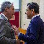 El presidente de la Junta de Andalucía, Juanma Moreno, con el secretario general del PSOE-A, Juan Espadas, en el pleno de febrero.