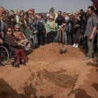 El alcalde de Sevilla, Antonio Muñoz, junto a los familiares de las víctimas en el acto "institucional" de cierre de la fosa de Pico Reja, en febrero.