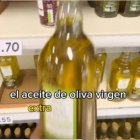 Imagen en la que el 'tiktoker' Carlos Cruz muestra el precio del aceite de oliva en un supermercado de Irlanda.