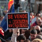 Una pancarta durante una manifestación contra la amnistía, en la Puerta del Sol, a 12 de noviembre de 2023, en Madrid (España).  Fuente: Jesús Hellín, Europa Press.