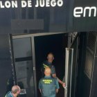 Agentes de la Guardia Civil entrando en la Sala de Apuestas