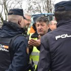 Un grupo de agricultores manifestándose frente a unos Policías