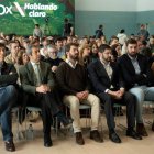 El vicepresidente primero de la Comunidad Valenciana, Vicente Barrera, tercero por la izquierda, en un acto en apoyo al candidato de Vox a la presidencia de la Xunta.