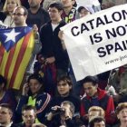 Esteladas y símbolos contra España en la última final de la Copa del Rey.