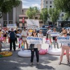 Vecinos de Oropesa del Mar y la Plataforma Morro de Gos con pancartas durante una manifestación, frente al ministerio de Transición Ecológica y Reto Demográfico