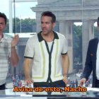 Hugh Jackman, Ryan Reynolds y Marcos López en el set de RTVE