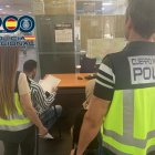 La Guardia Civil deteniendo al sujeto