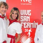 Los presentadores de 'Vive San Fermín' Ana Prada, Teo Lázaro y Julian Iantzi