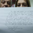 Los padres de Diego muestran su carta. Fotografía de "El Mundo".