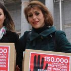 Vanessa Skewes y Juana Rivas (derecha) frente al Congreso de los Diputados, en enero de 2017